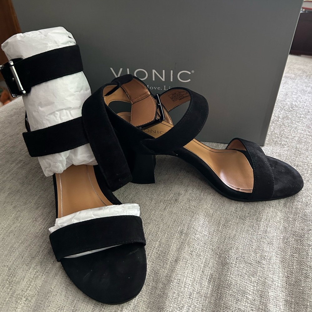 Vionic Sofia Suede Black Sandal Heels Elegant and Sophisticated Size 8.5 NWOT